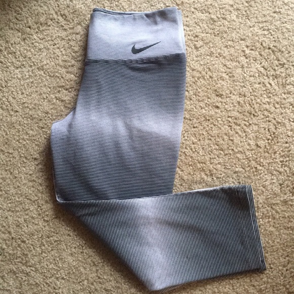 Nike Pants - 🍍SALE🍍Nike Capri Legging